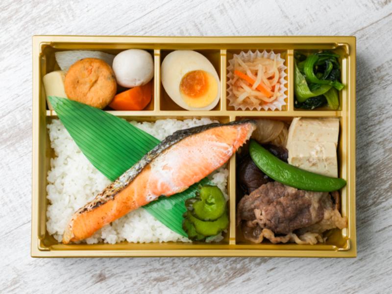 おもてなし御前・黒毛和牛すき焼きと銀鮭