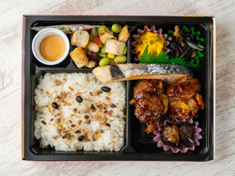 ［Ｂ－４］スーパーフード＆ＭＣＴオイル【２５品目とたんぱく質が摂れる】鶏黒酢あん・銀鮭弁当