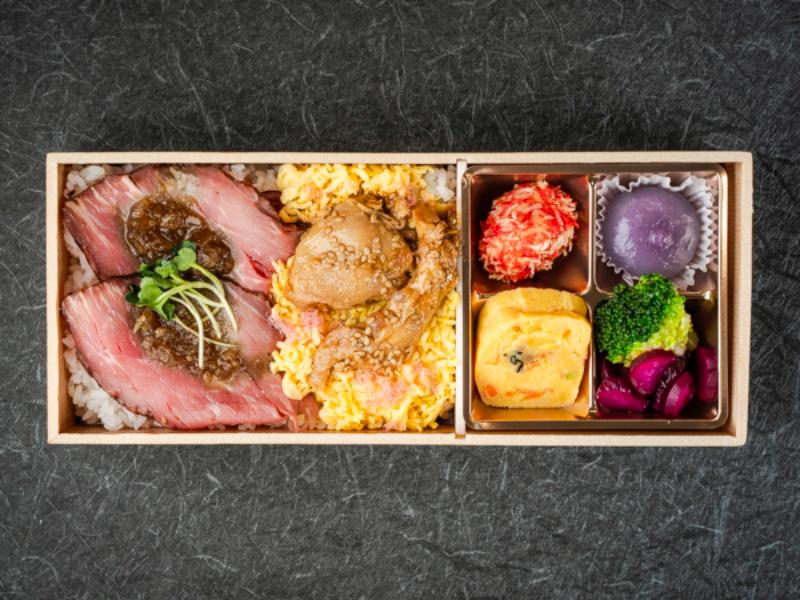 牛モモ肉の低温調理ローストビーフと若鶏照り焼きの彩り弁当