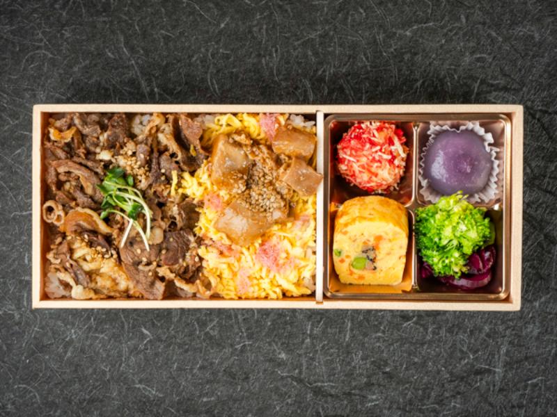 牛バラ焼きと若鶏照り焼きの彩り弁当