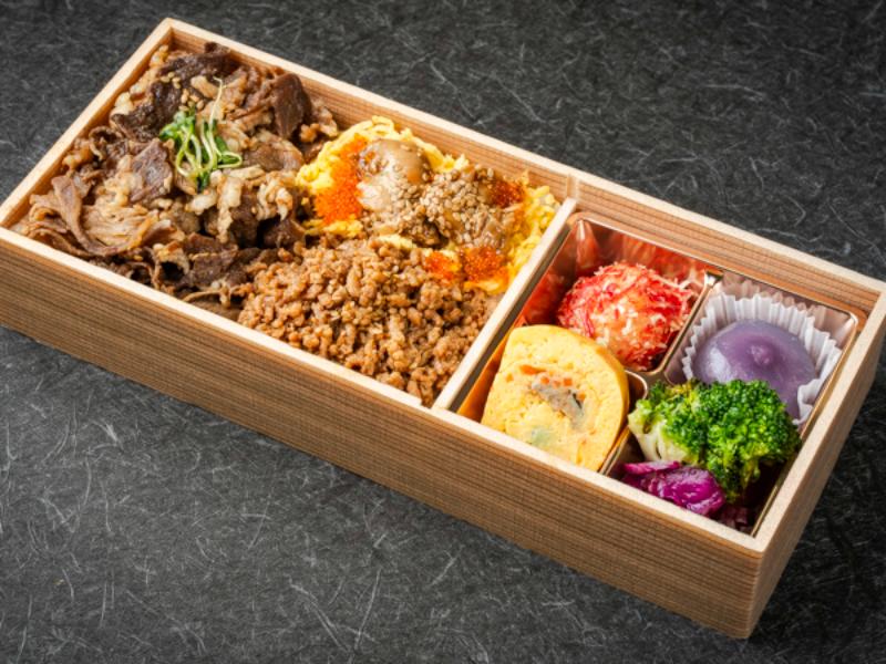 牛バラ焼きと鶏そぼろ若鶏照り焼きの彩り弁当