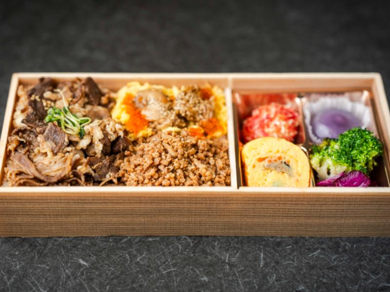 牛バラ焼きと鶏そぼろ若鶏照り焼きの彩り弁当