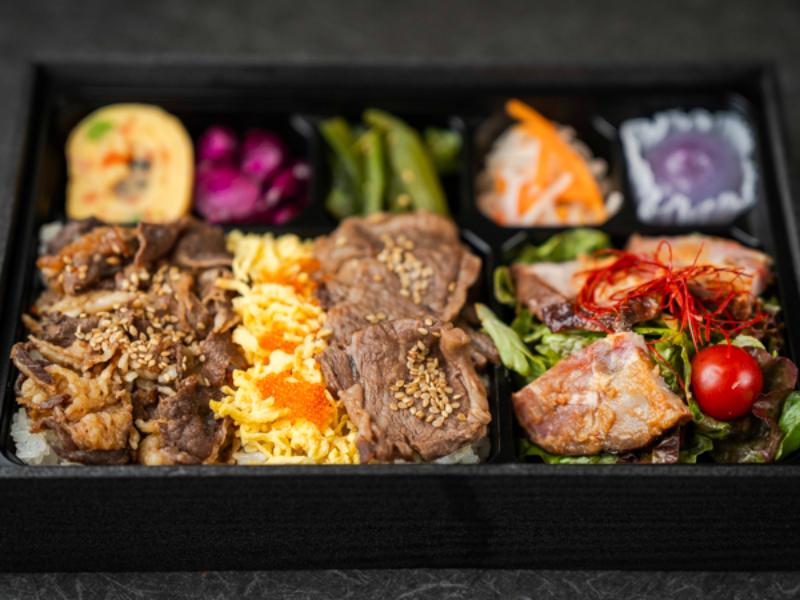 四元豚モモの低温調理味噌焼きと2種牛肉の彩り弁当（牛バラ、牛カルビ）