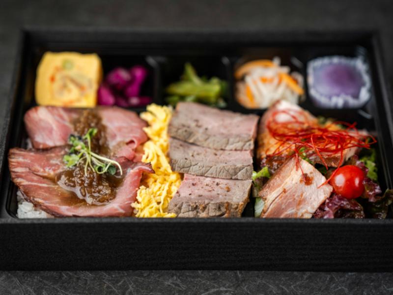 四元豚モモの低温調理味噌焼きと2種牛肉の彩り弁当（牛タン、牛ランプ）