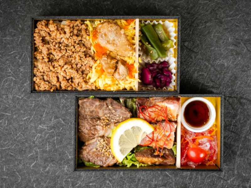 四種のお肉の2段彩り弁当（牛カルビ、豚ロース、鳥照り焼き、鶏そぼろ）