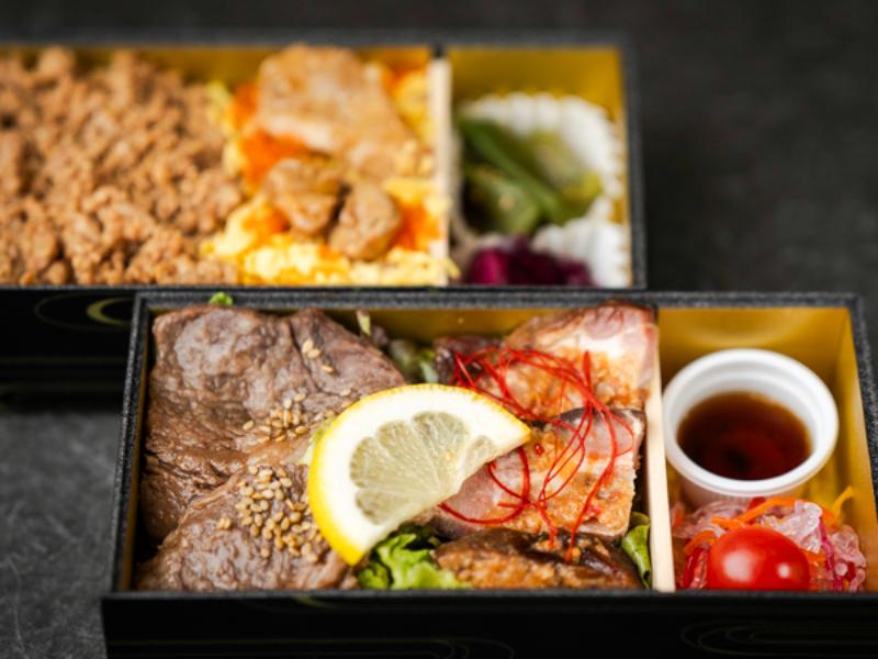 四種のお肉の2段彩り弁当（牛カルビ、豚ロース、鳥照り焼き、鶏そぼろ）