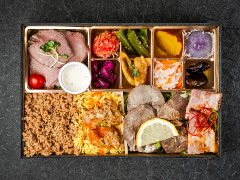 プレミアムローストビーフと五種のお肉のおかず満載彩り弁当