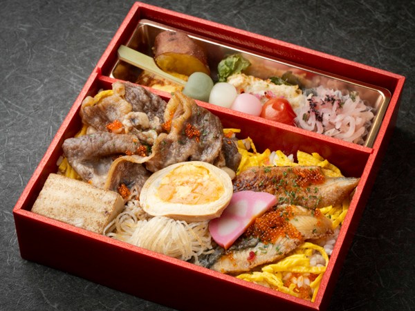 牛すき焼きと鰻彩り弁当