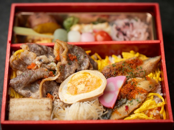 牛すき焼きと鰻彩り弁当