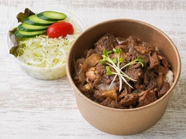 牛すじオリエンタル丼（サラダ付き）