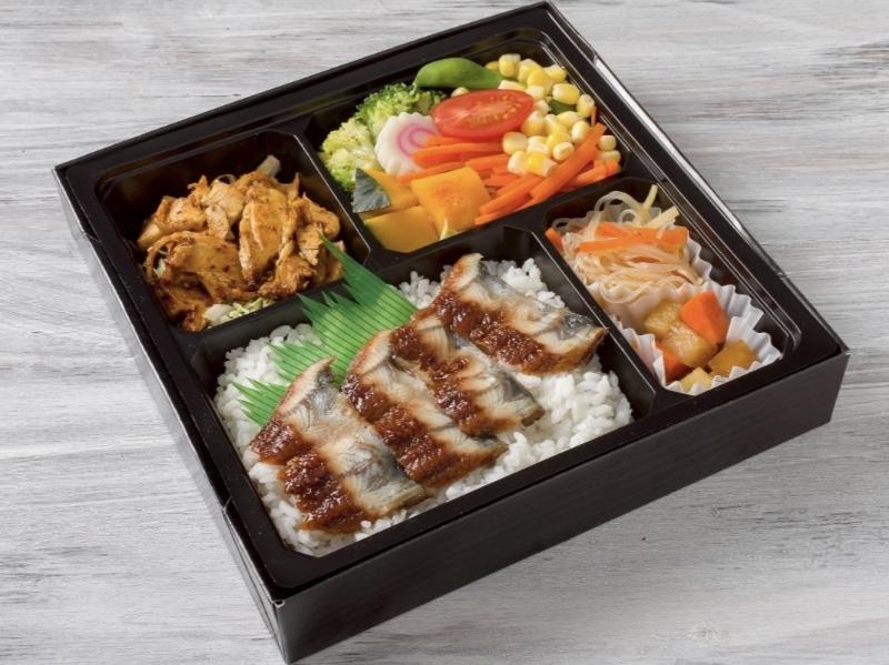 【彩り豊かで野菜豪快3品】ウナギ照り焼き 旨辛蒸し鶏＆彩り豊かで野菜弁当