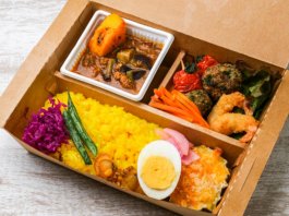 Food Laboratory カドノのクラフトキーマカレーと多国籍おかず弁当