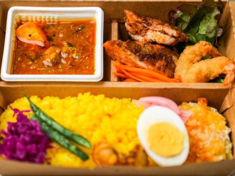 南インド風チキンカレーと多国籍おかず弁当〜エビフライ＆チキンケバブグリル