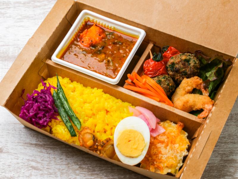 南インド風チキンカレーと多国籍おかず弁当〜エビフライ＆トルコハンバーグ