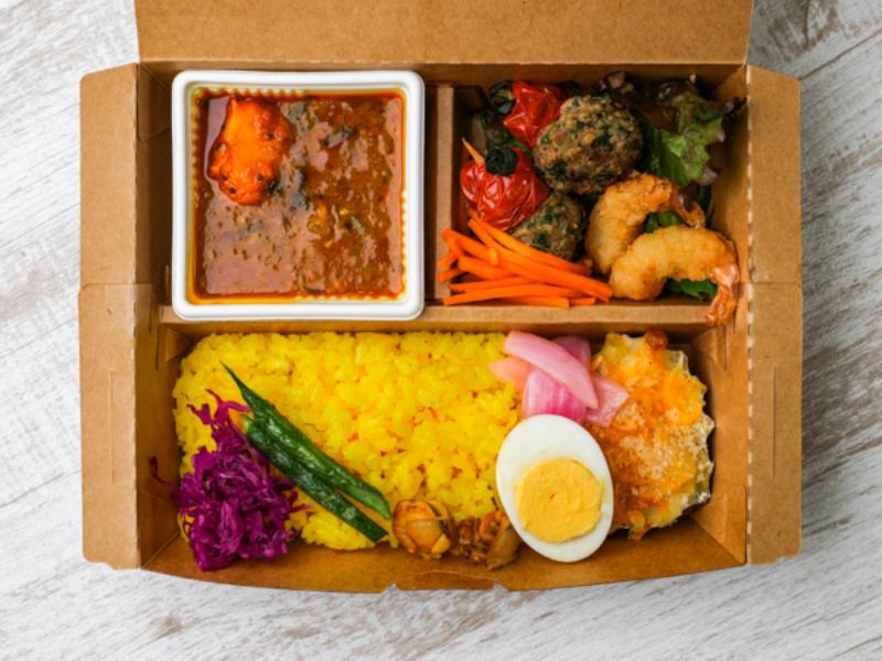 南インド風チキンカレーと多国籍おかず弁当〜エビフライ＆トルコハンバーグ