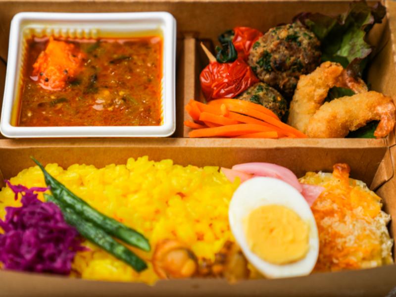 南インド風チキンカレーと多国籍おかず弁当〜エビフライ＆トルコハンバーグ
