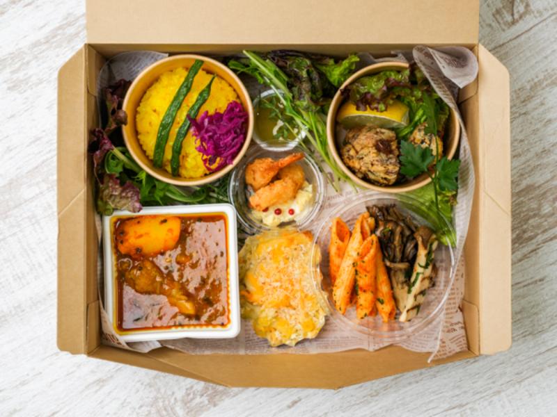 お一人様オードブルBOX〜南インド風チキンカレー＆エビフライ＆タイ風唐揚