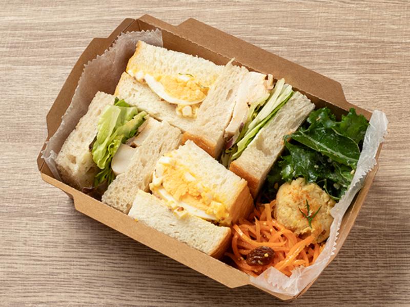 2種のサンドとデリBOX【プルドポーク＆たまご】