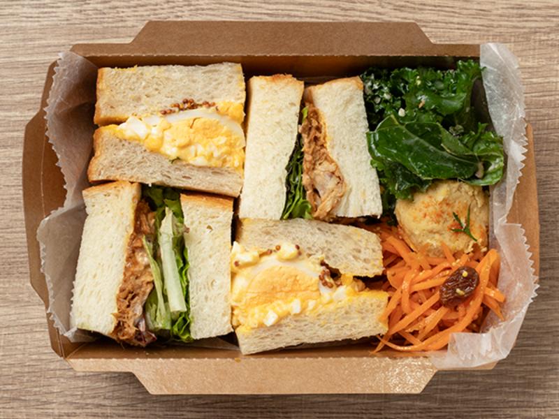 2種のサンドとデリBOX【チリチキン＆たまご】