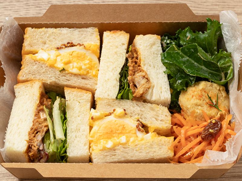 2種のサンドとデリBOX【チリチキン＆たまご】