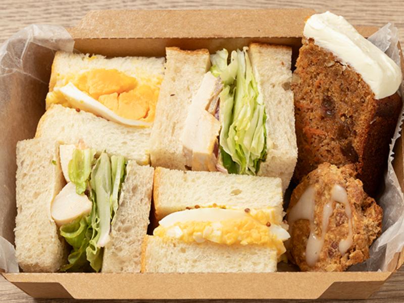 焼菓子付きサンドイッチBOX【チリチキン＆たまご】