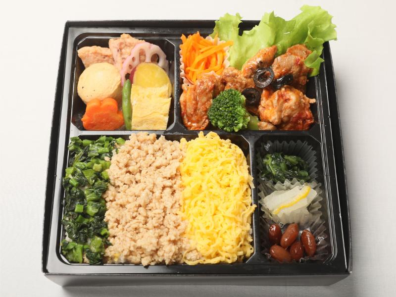 幕の内三色そぼろとチキンのトマト煮