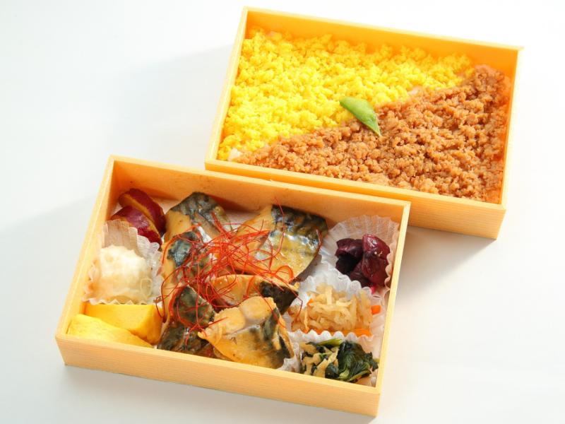 サバの味噌煮の豪華二段弁当
