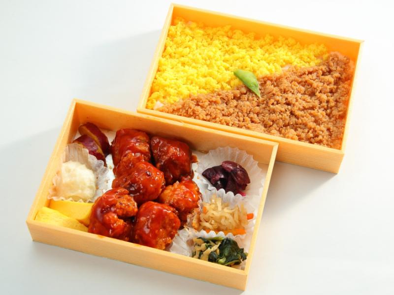 ヤンニョムチキンの豪華二段弁当