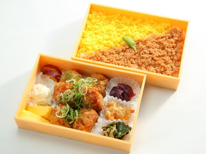 油淋鶏（ユーリンチー）の豪華二段弁当