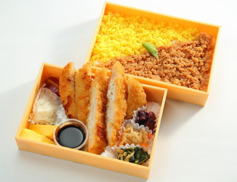 チキンカツの豪華二段弁当