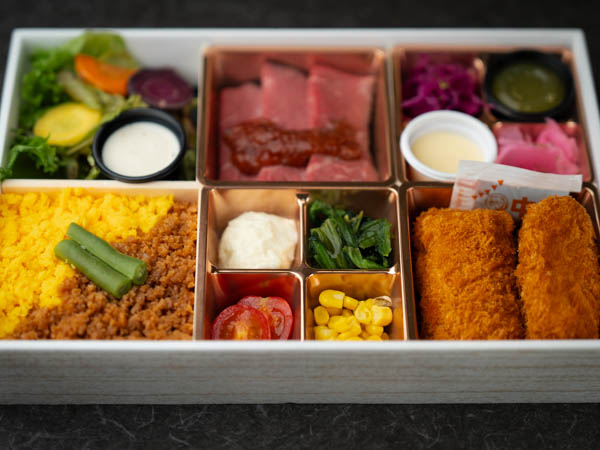 国産牛ステーキとエビクリーミーコロッケ（鶏そぼろ）