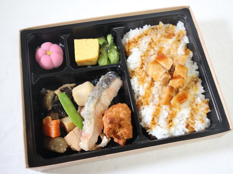 焼き鮭＆唐揚げと焼き鳥ごはん弁当