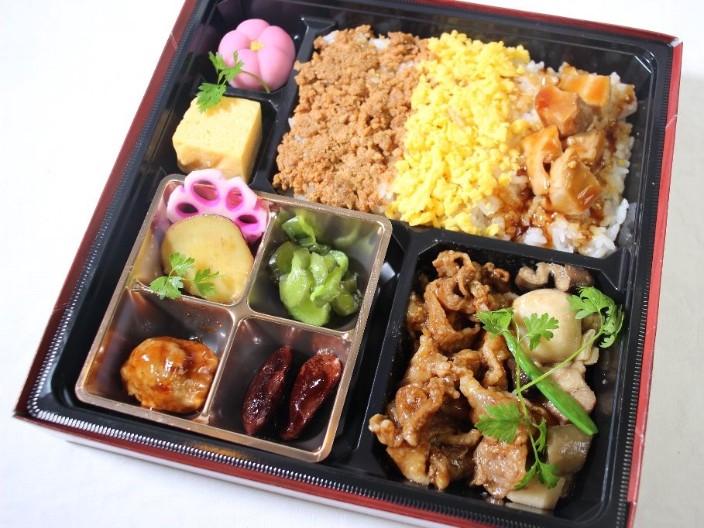 特選トロ牛上カルビ焼肉と鶏そぼろ御飯　４種の副材付き懐石御膳