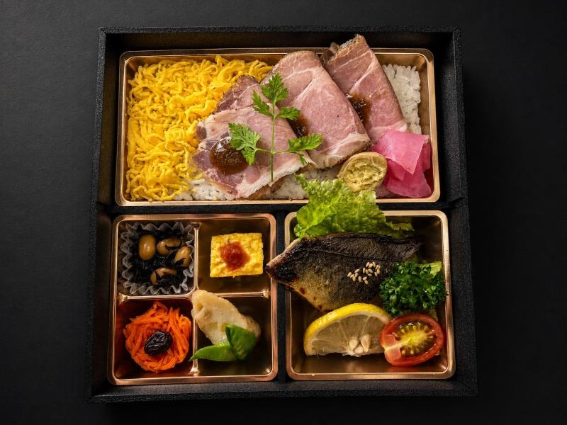 しっとりローストポークと季節魚西京焼の彩り幕ノ内膳