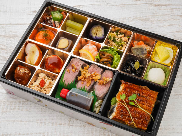 鰻の押し寿司とステーキ重の小鉢御膳