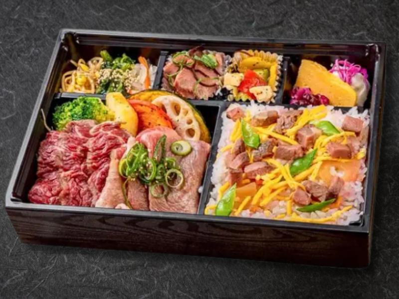 牛ちらし寿司と黒毛牛ハラミステーキ＆和牛コウネ焼肉相盛り弁当