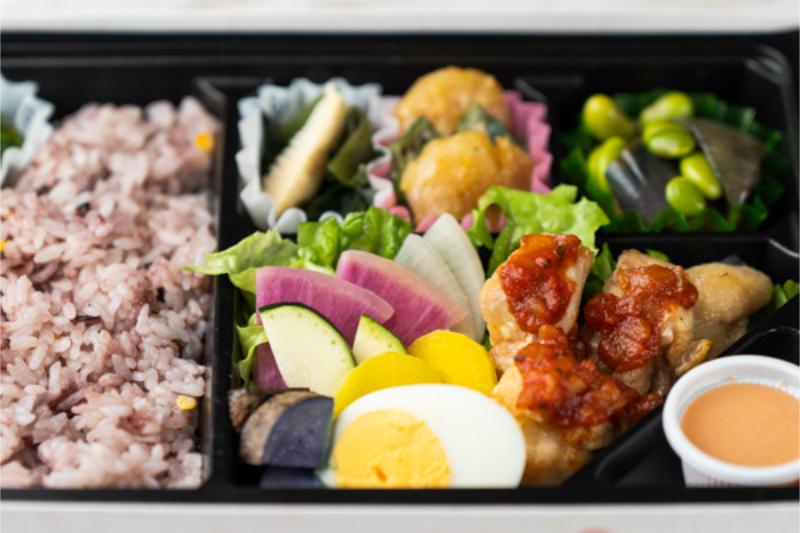 しましょく特製 三浦野菜と鶏のグリル～トマトソース仕立て～（十六穀米）