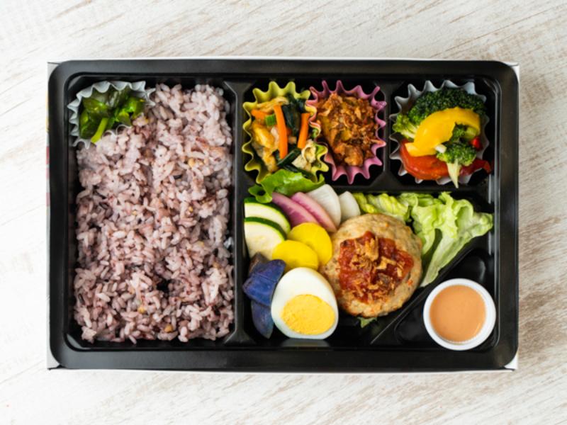 しましょく特製 三浦野菜と豆腐ハンバーグ～トマトソース仕立て～（十六穀米）