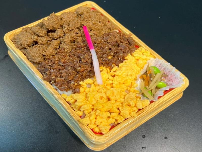 鶏そぼろ＆玉子そぼろ＆牛タンしぐれの3色弁当