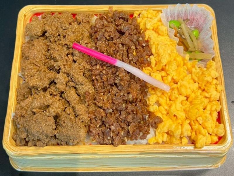 鶏そぼろ＆玉子そぼろ＆牛タンしぐれの3色弁当