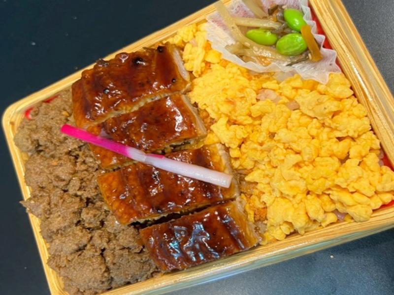 鶏そぼろ＆玉子そぼろ＆鰻のかば焼き3色弁当