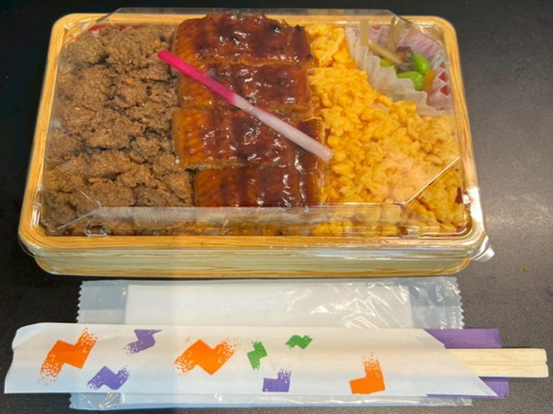 鶏そぼろ＆玉子そぼろ＆鰻のかば焼き3色弁当