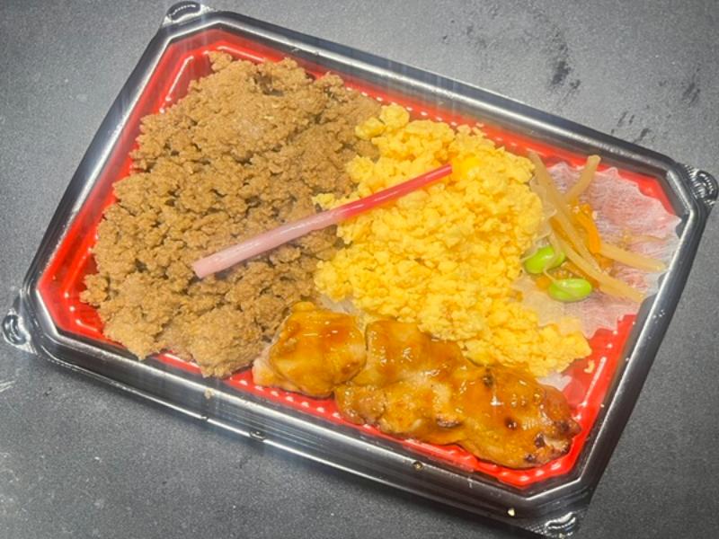鶏そぼろ＆玉子そぼろの2色弁当（焼き鳥添え）