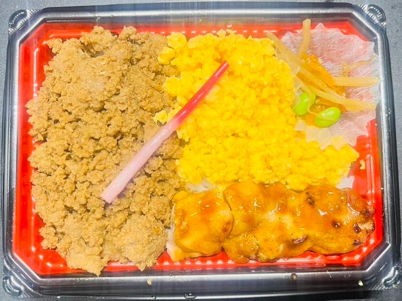 鶏そぼろ＆玉子そぼろの2色弁当（焼き鳥添え）