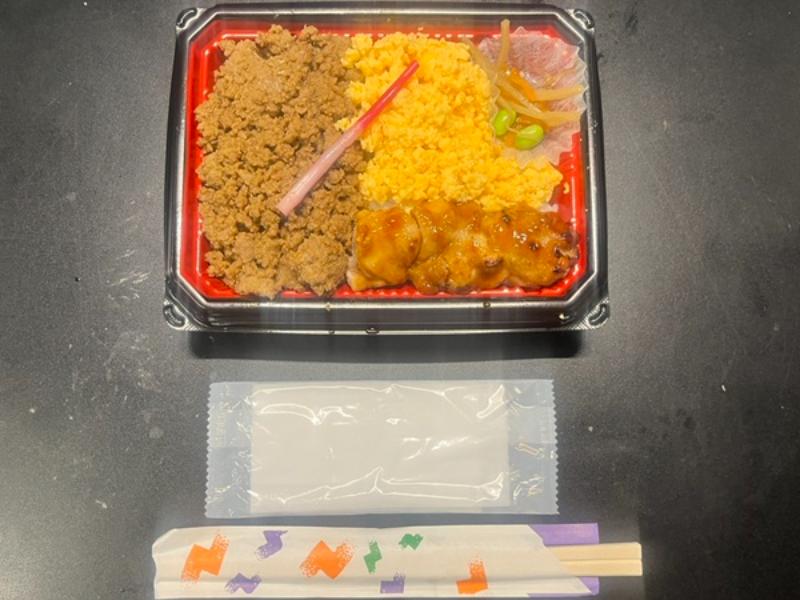 鶏そぼろ＆玉子そぼろの2色弁当（焼き鳥添え）