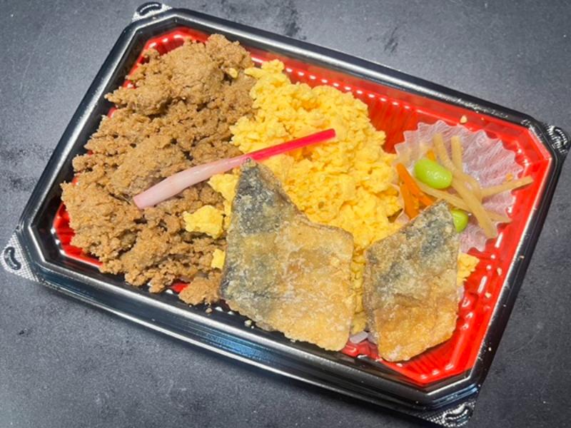 鶏そぼろ＆玉子そぼろの2色弁当（サバの竜田揚げ添え）