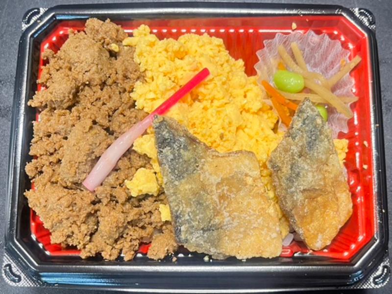 鶏そぼろ＆玉子そぼろの2色弁当（サバの竜田揚げ添え）
