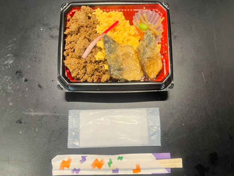 鶏そぼろ＆玉子そぼろの2色弁当（サバの竜田揚げ添え）
