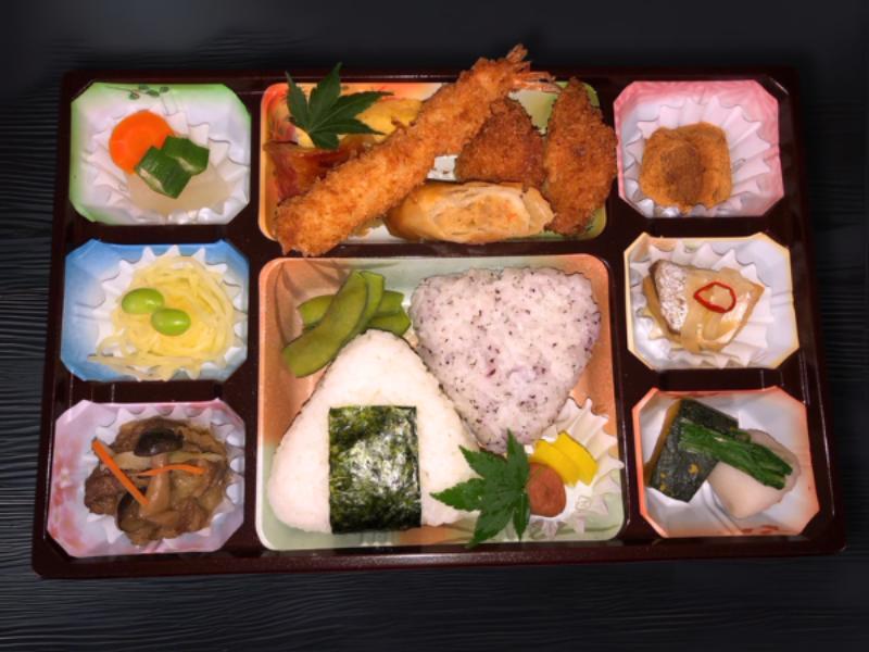 おにぎり弁当