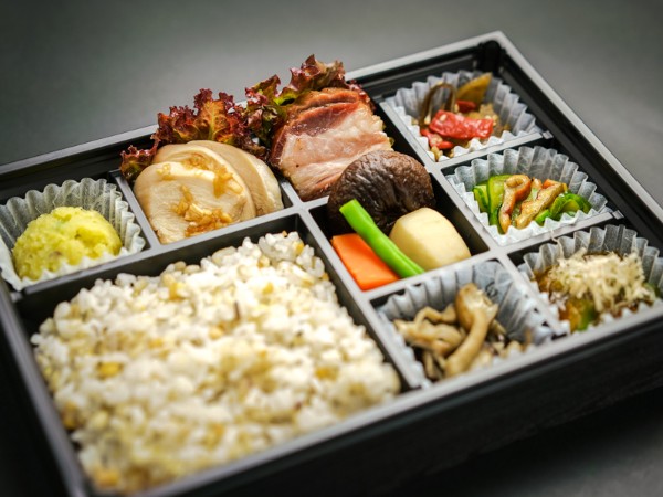 八彩肉弁当